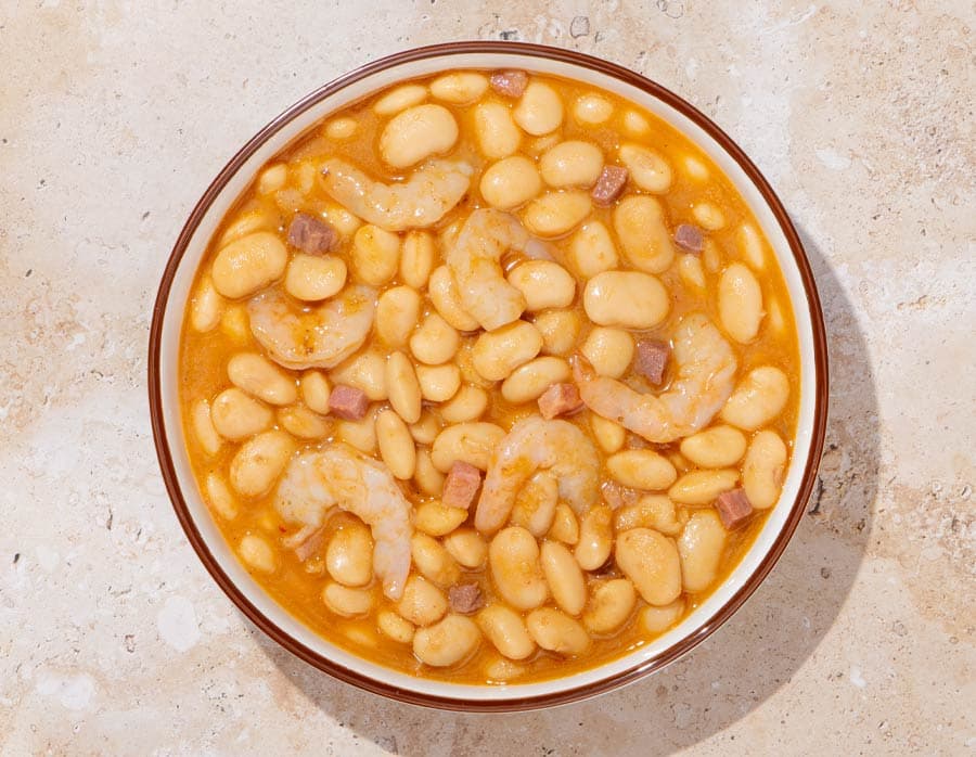 Fabes con langostinos en caldo de jamón