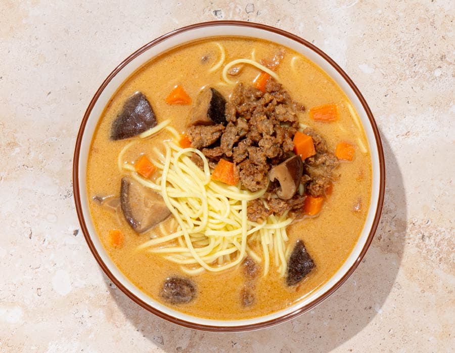 Ramen picante de carne picada