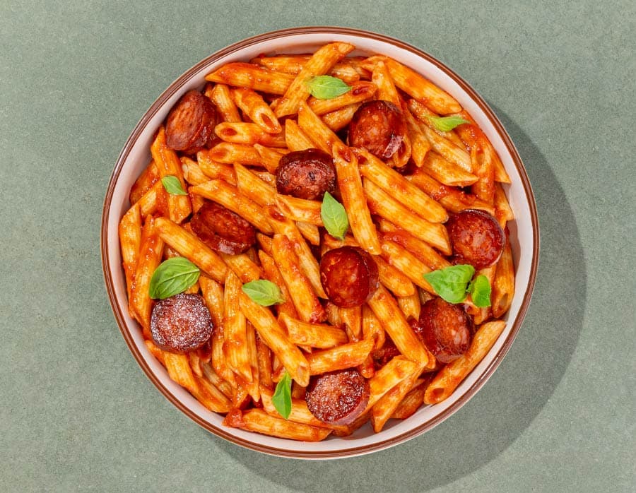 Penne, pomodoro e salsiccia rossa