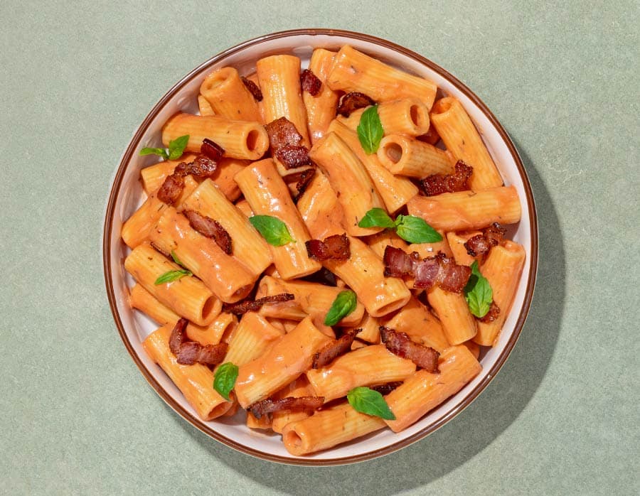 Tortiglioni tomate cremoso y bacon