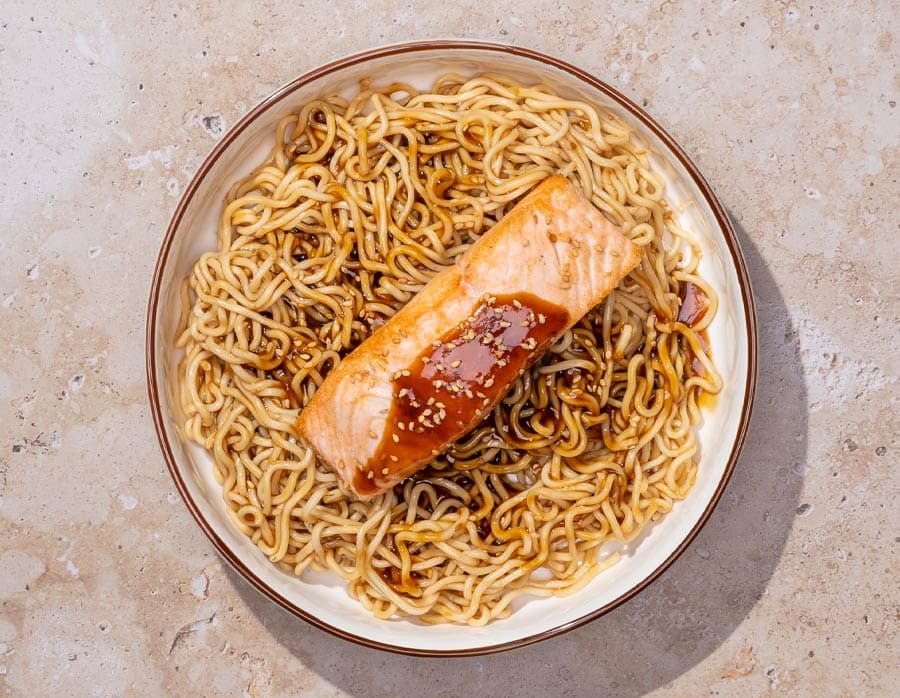 Salmón teriyaki con noodles