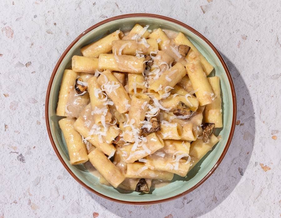 Rigatoni con salsa de boletus y jamón