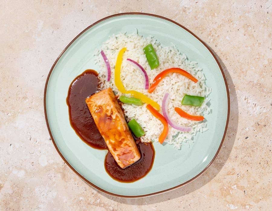 Salmón con salsa yakisoba, arroz y verduras