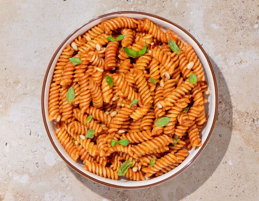 Fusilli con pesto rosso vegano