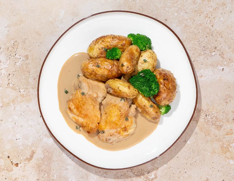 Pollo con salsa a la crema y verduras