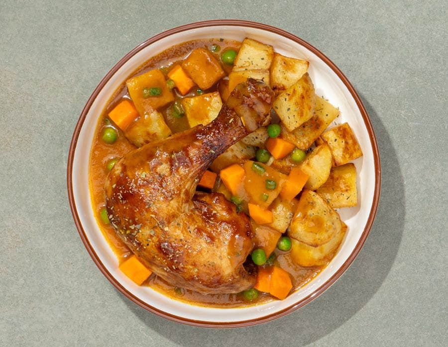 Muslo de pollo con salsa jardinera y patatas