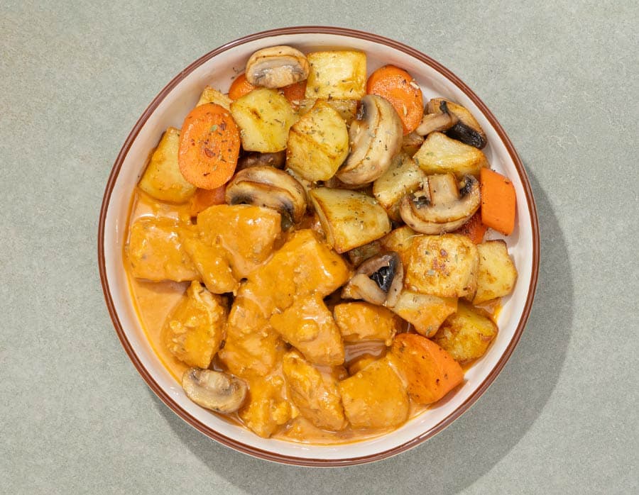 Fricandó de pollo, patatas y verduras