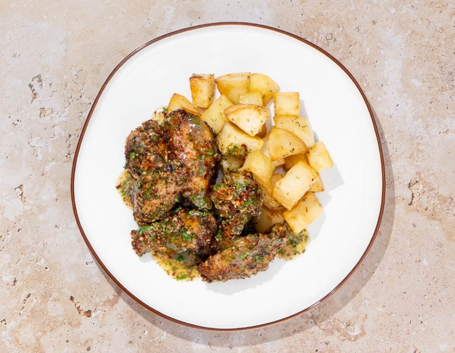 Alitas de pollo con chimichurri y patatas