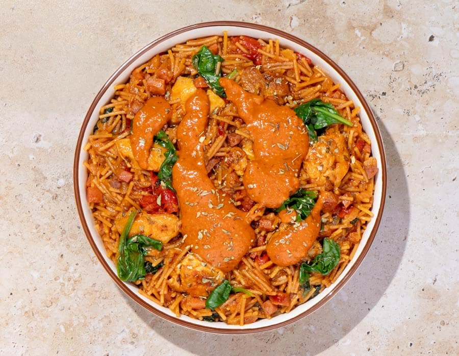 Fideos guisados con pollo, jamón y espinacas
