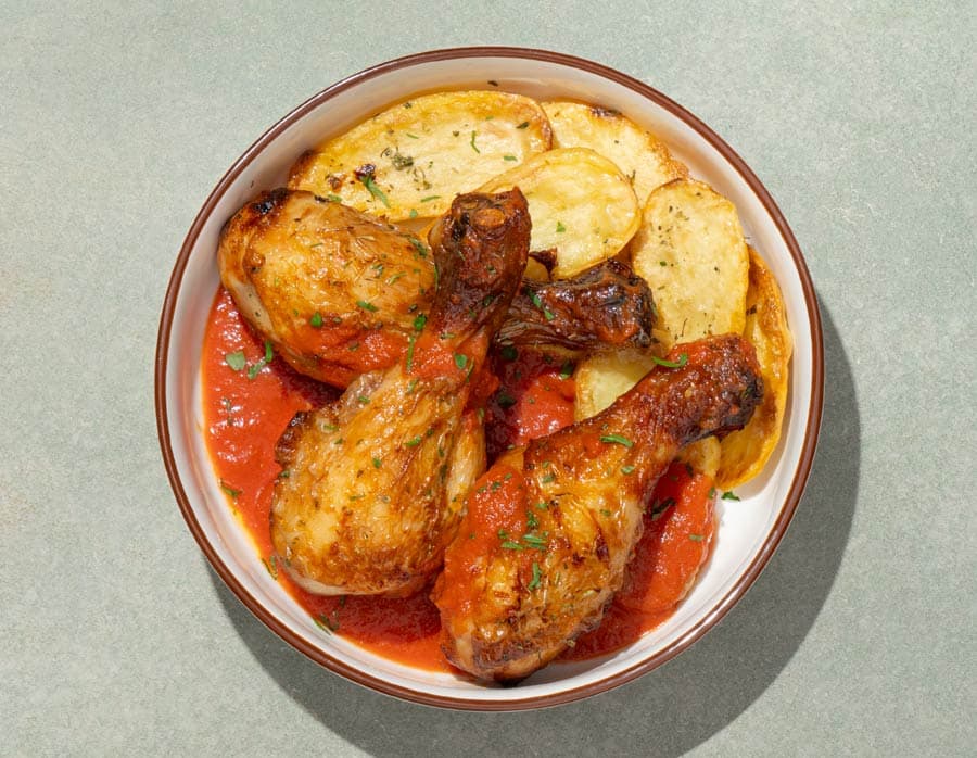 Muslitos de pollo con tomate y patatas