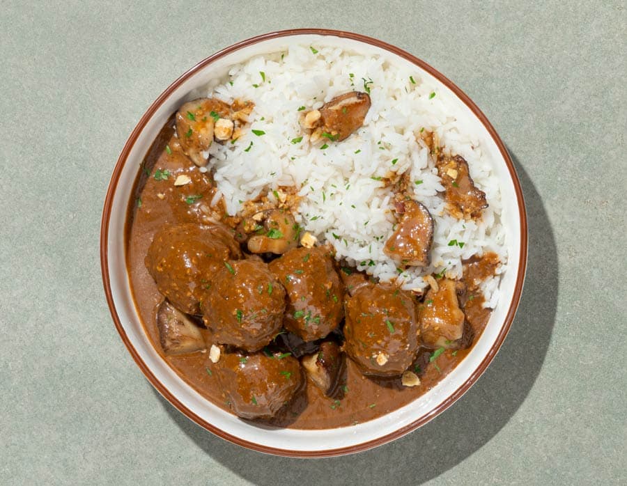 Albóndigas con salsa fricandó, champiñones y arroz
