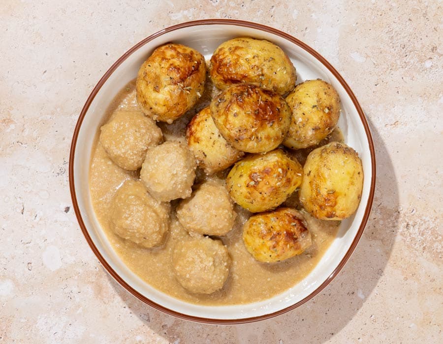 Albóndigas de pollo con salsa de almendras y patatas asadas
