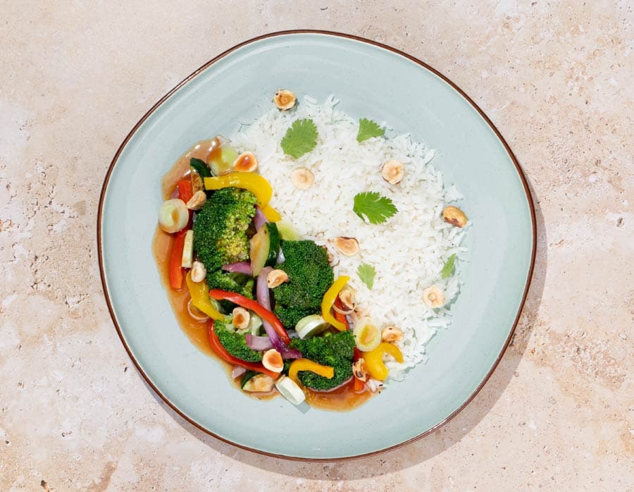 Curry rojo de verduras con arroz