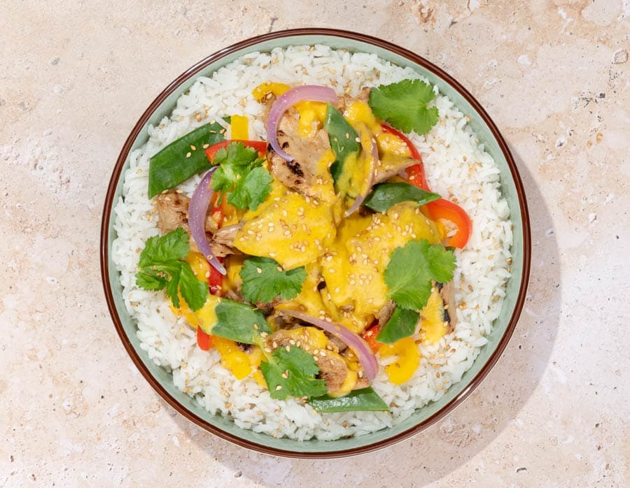 Heura con salsa korma y verduras