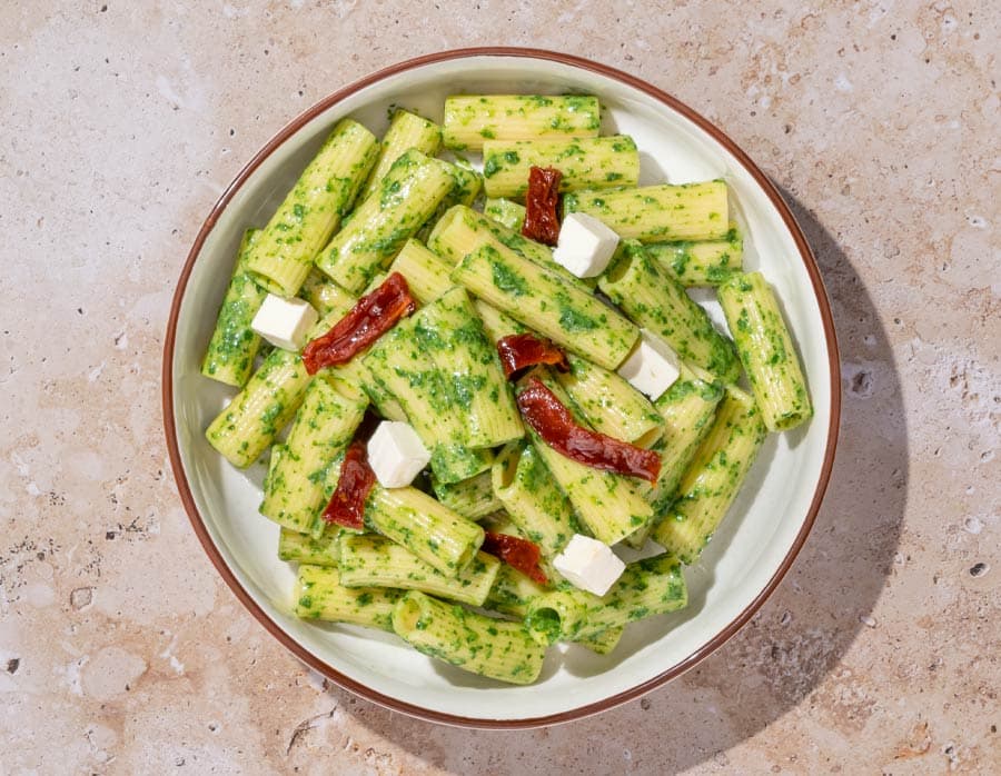 Rigatoni con salsa de espinacas