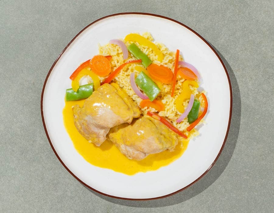 Contramuslo con salsa korma, arroz amarillo y verduras