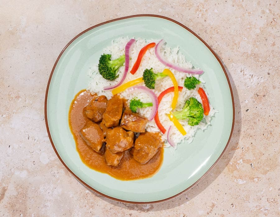 Aguja con salsa manchega, arroz y mix de verduras