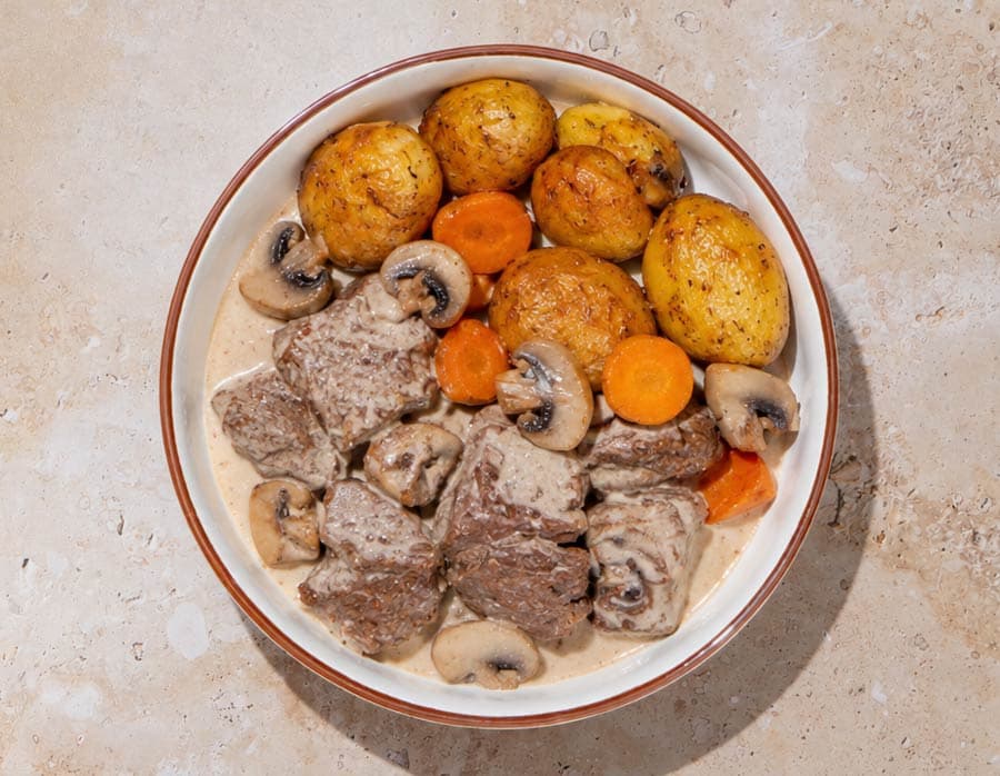 Ternera con salsa de mostaza cremosa, patatas asadas y verduras
