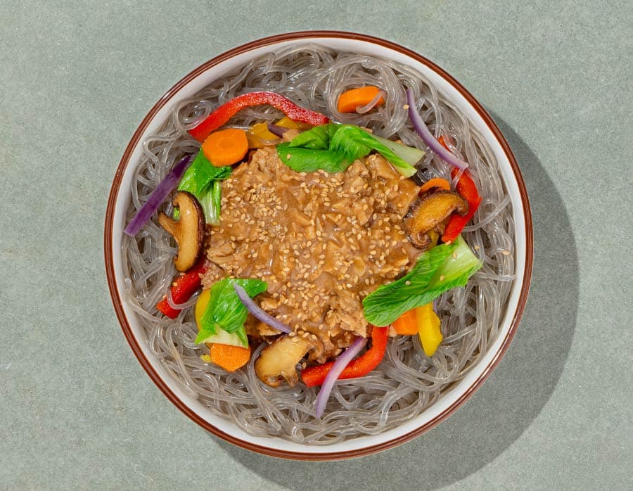 Legumbreta al estilo asiático, verduras y noodles de boniato