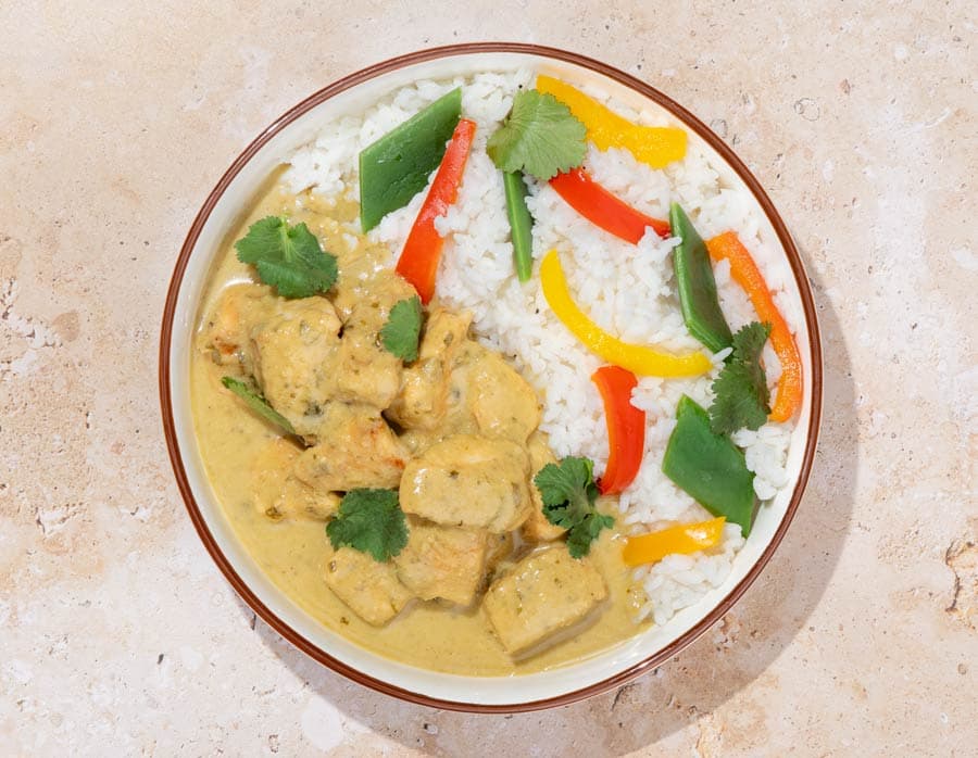 Pechuga de pollo con salsa curry verde thai, arroz y verduras
