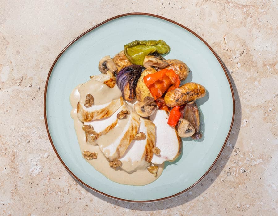 Pollo con salsa bagna cauda, patatas y verduras escalivadas