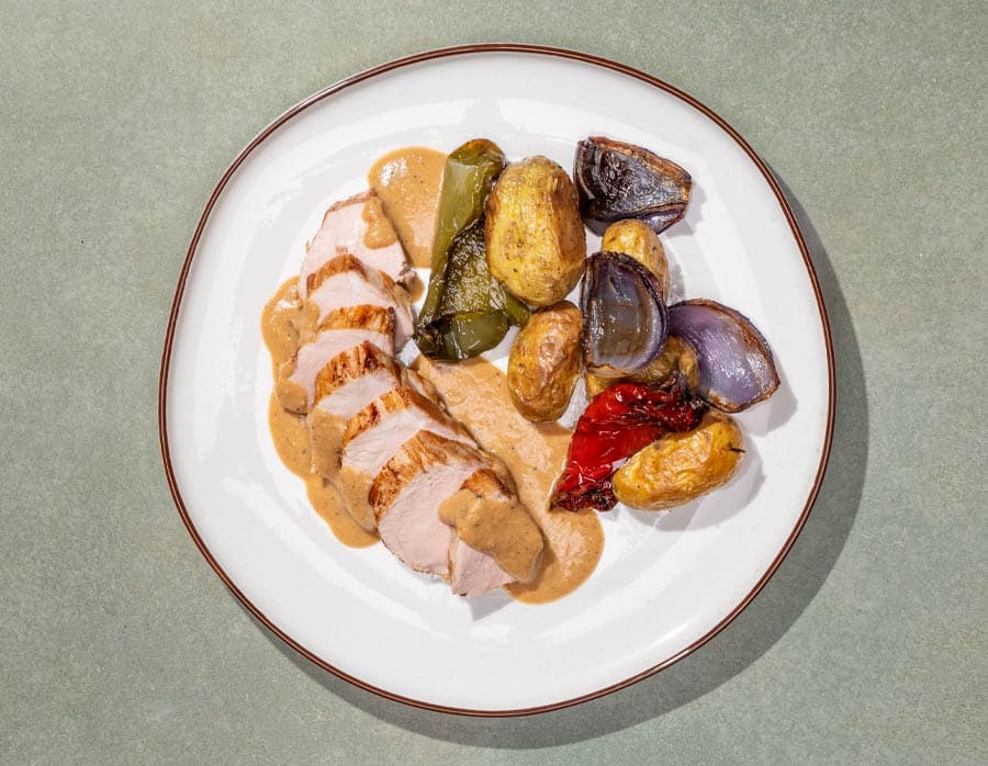 Solomillo a la cordobesa, patatas asadas y verduras escalivadas