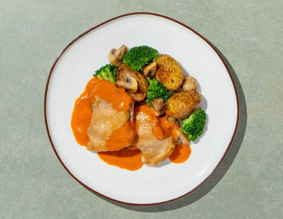 Contramuslo con salsa vizcaína, patatas, brócoli y champiñones