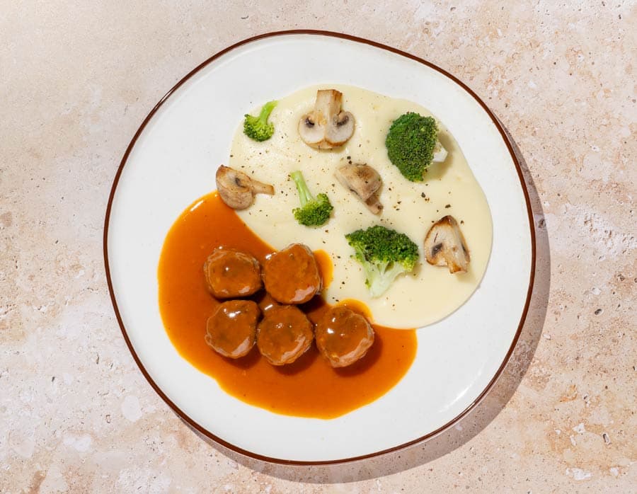 Albóndigas a la francesa, parmentier, champiñones y brócoli