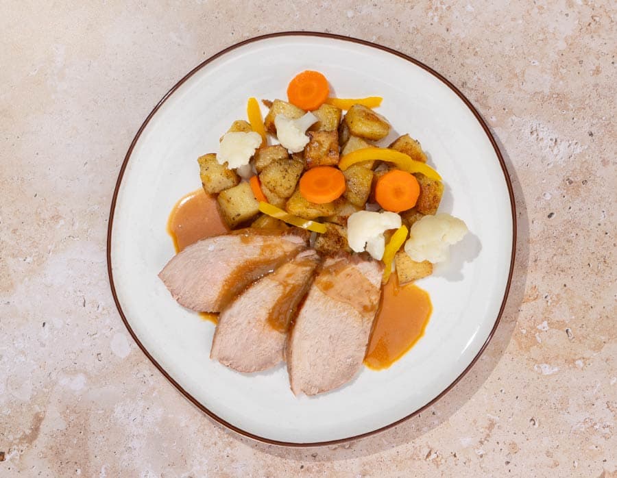 Presa con salsa española, patatas rústicas y verduras