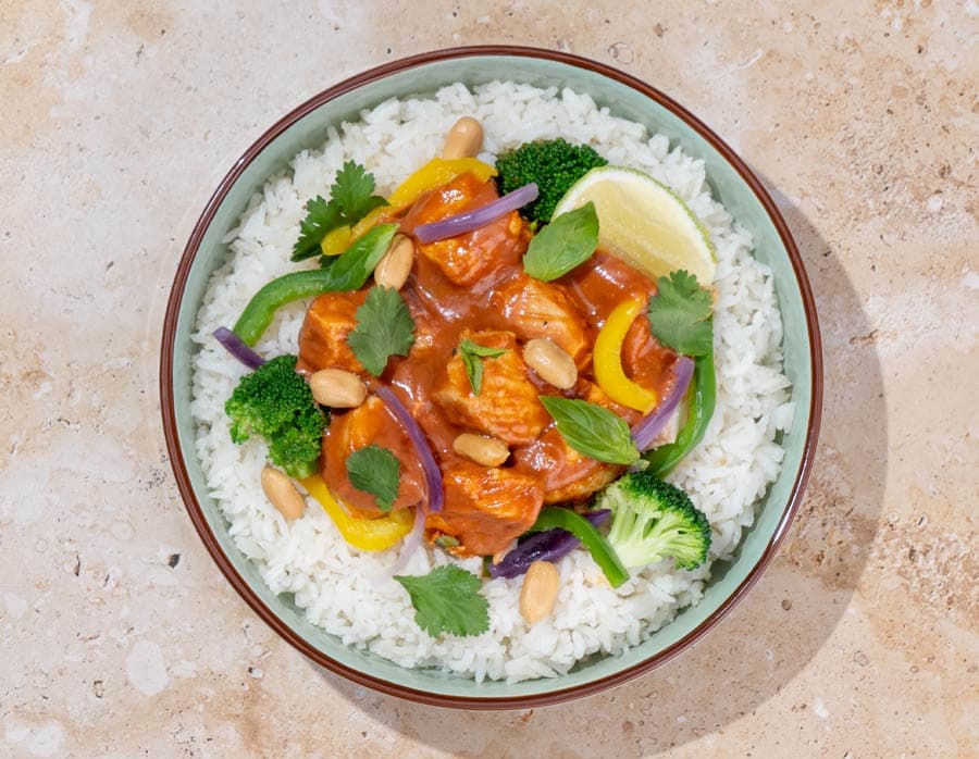 Curry rojo thai de pollo, arroz y verduras