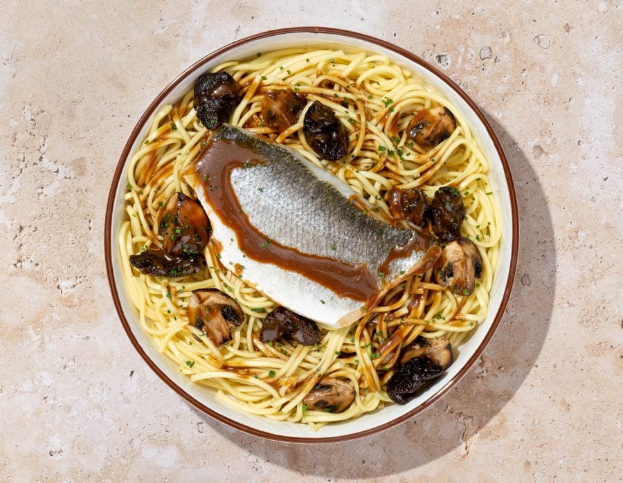 Dorada con noodles de trigo y salsa tonkatsu