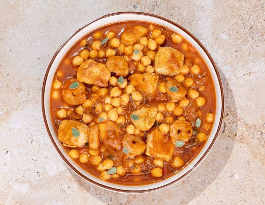 Garbanzos cajún con pollo y langostinos